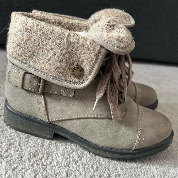 Women’s Roxy boots - Picture 2 of 4